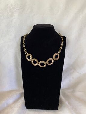 Vintage Trifari Gold Tone Textured Oval Link Necklace
